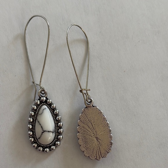 Silver and White marble design Teardrop Earrings GORGEOUS brand new without tag - Picture 6 of 7